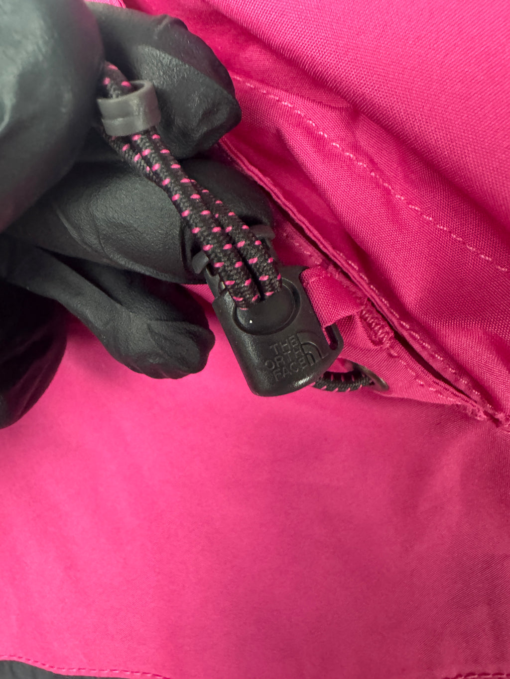 The North Face Coupe-Vent Femme – Rose & Noir – Taille XL