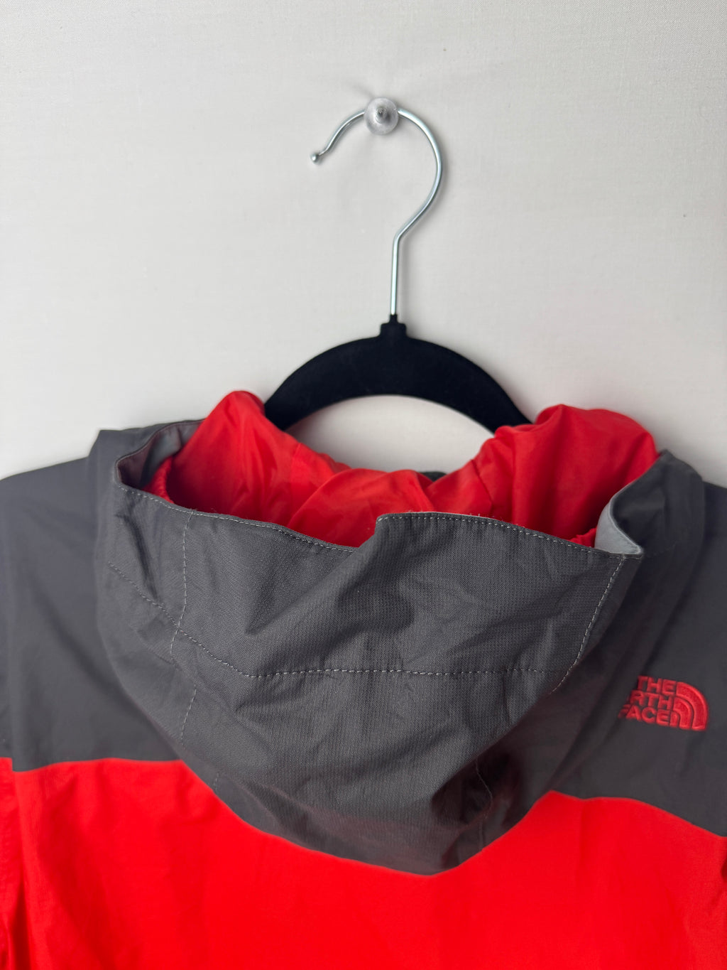 The North Face Coupe-Vent Rouge & Gris | Taille XL Junior (Convient L Homme)