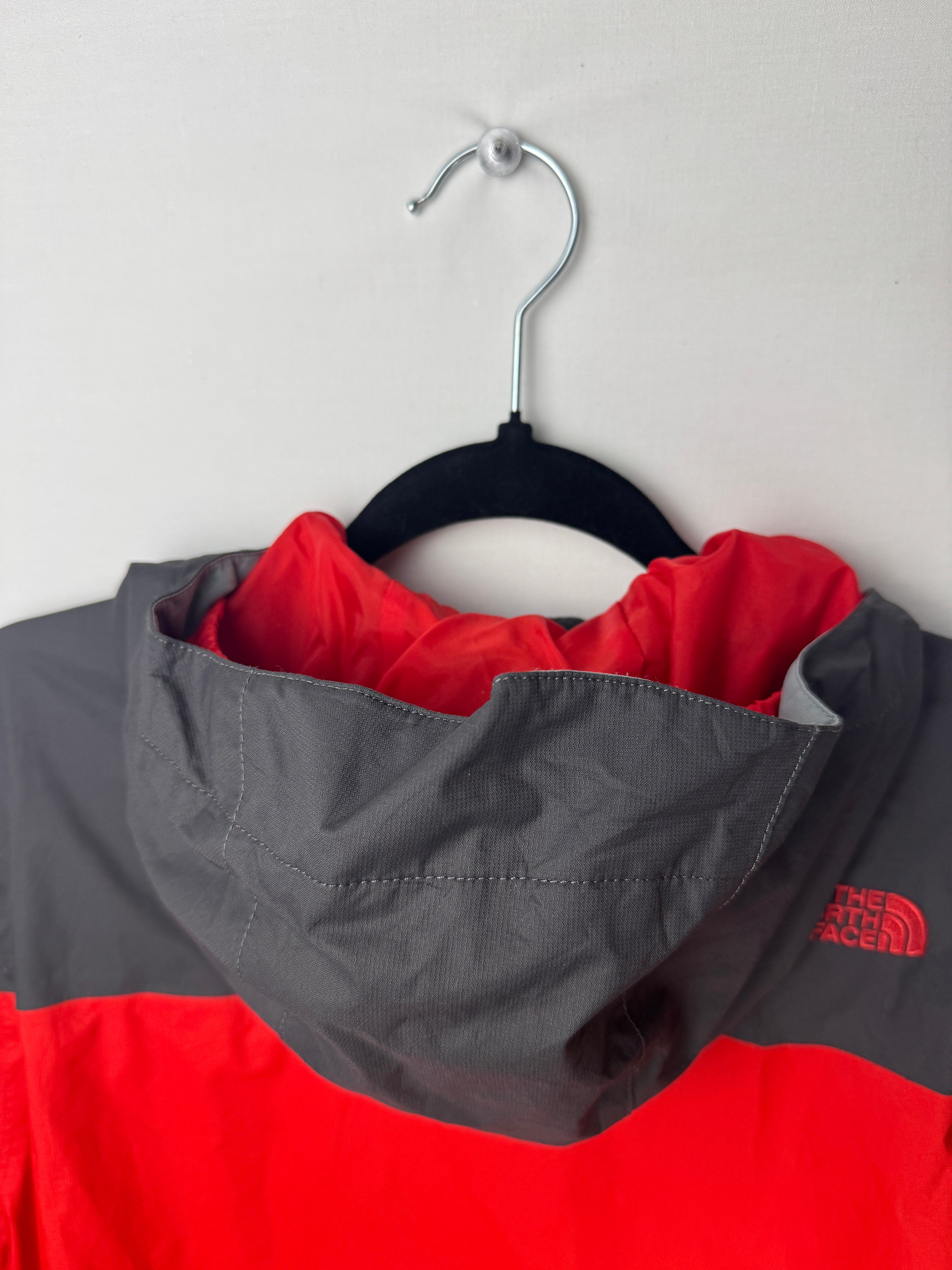 The North Face Coupe-Vent Rouge & Gris | Taille XL Junior (Convient L Homme)