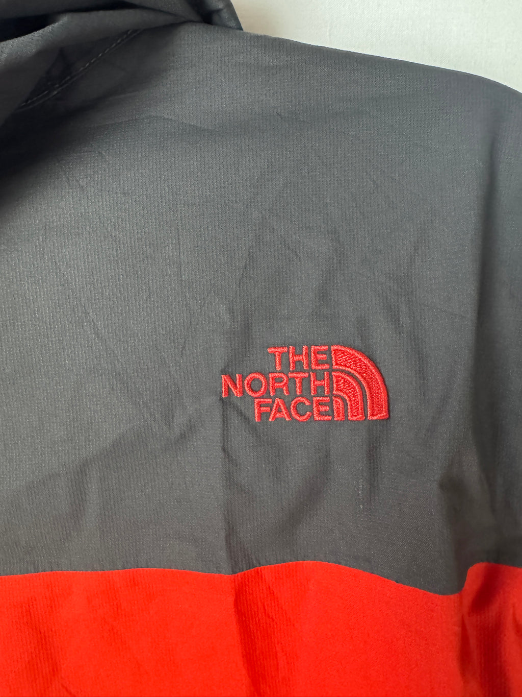 The North Face Coupe-Vent Rouge & Gris | Taille XL Junior (Convient L Homme)
