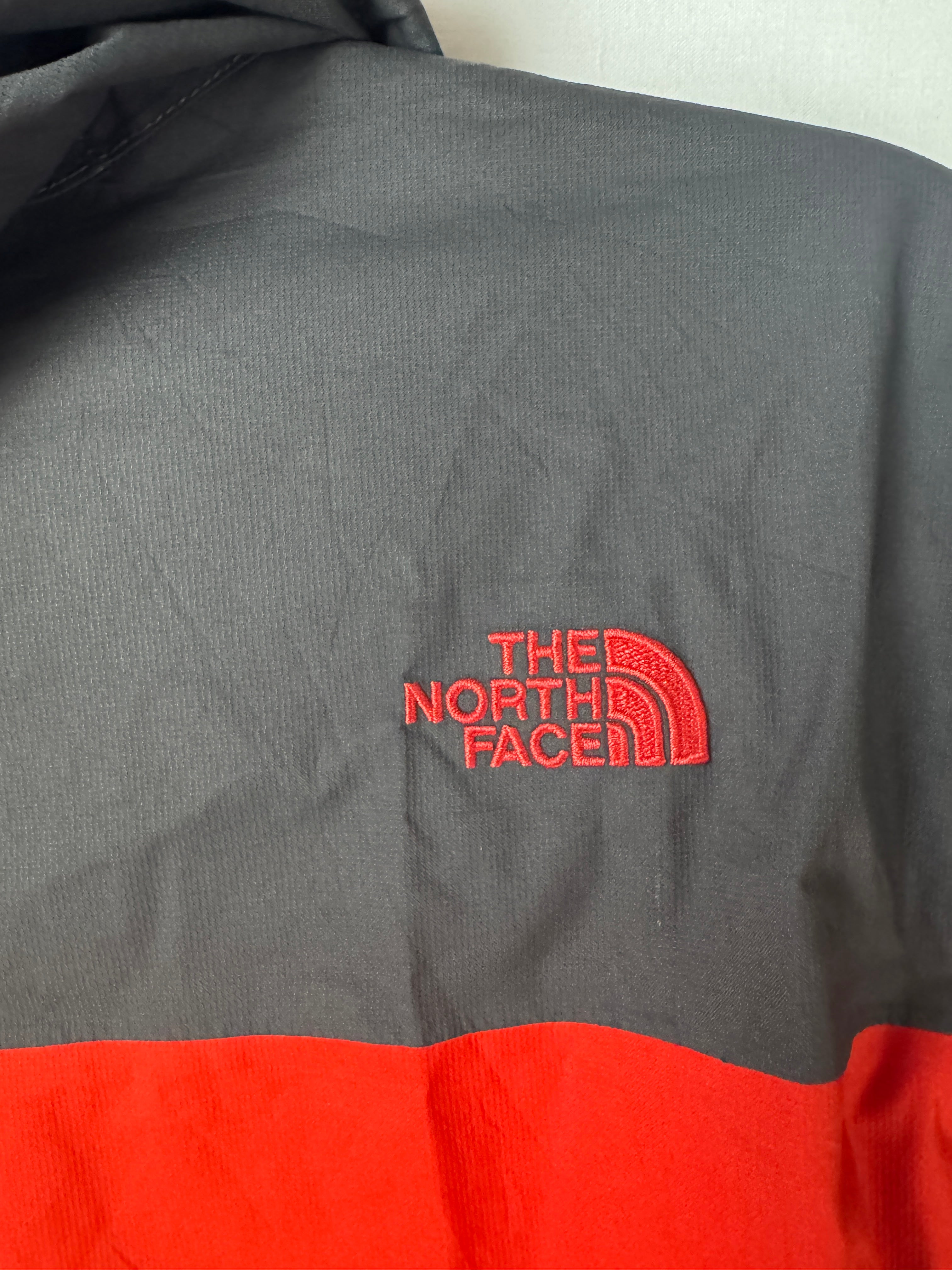 The North Face Coupe-Vent Rouge & Gris | Taille XL Junior (Convient L Homme)